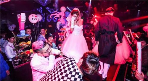 酒吧婚禮策劃 90后新人的另類(lèi)婚禮