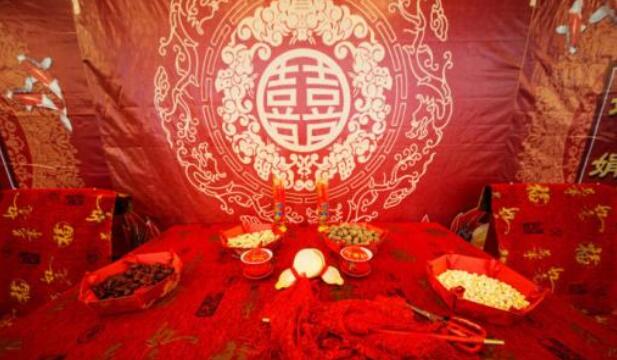 “父母之命，媒妁之言”，婚禮進行時且不可忘記儀式禮節  第2張