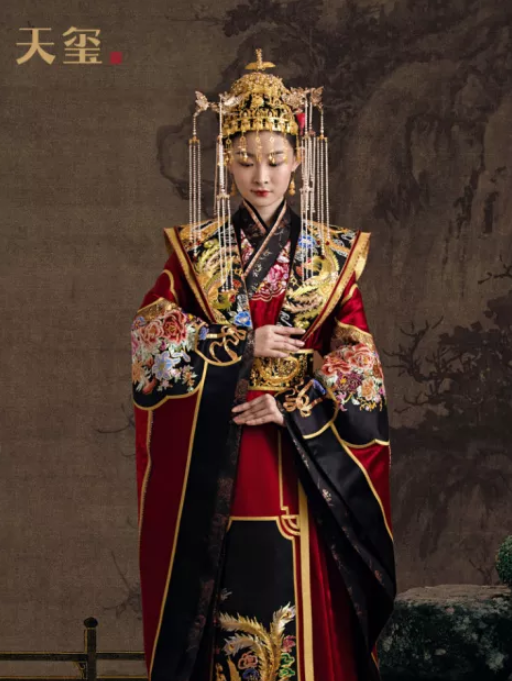 龍鳳褂、秀禾服、馬來褂傻傻分不清楚，中式禮服怎么選？看這篇就夠！  第24張